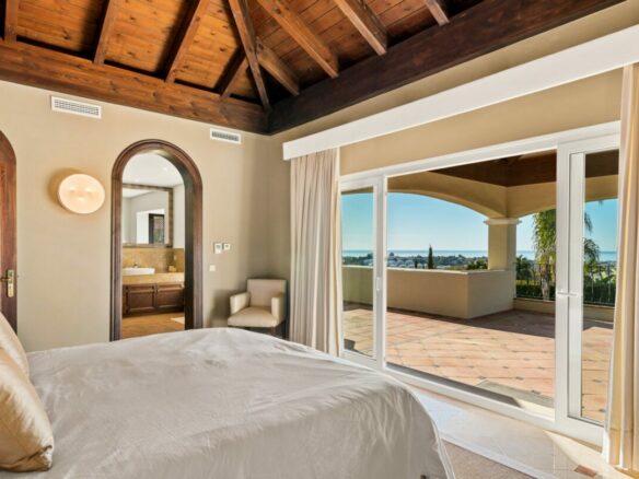 🏡 Investment Opportunity – Classic Villa  in La Alqueria Benahavis – Sea Views