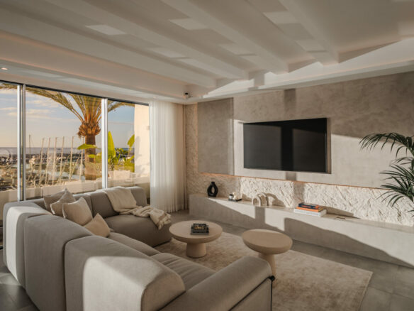 ✨For Sale: Turnkey Frontline Duplex Penthouse in Puerto Banús 🌊🏝️