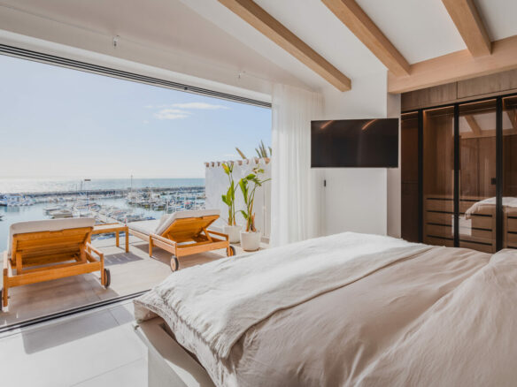✨For Sale: Turnkey Frontline Duplex Penthouse in Puerto Banús 🌊🏝️