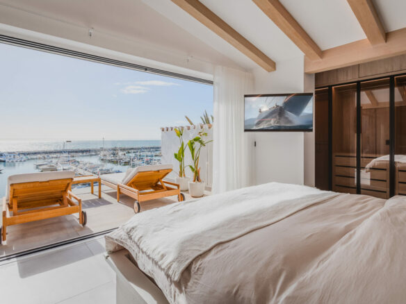 ✨For Sale: Turnkey Frontline Duplex Penthouse in Puerto Banús 🌊🏝️