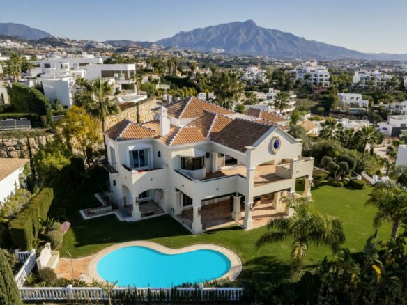 🏡 Investment Opportunity – Classic Villa  in La Alqueria Benahavis – Sea Views