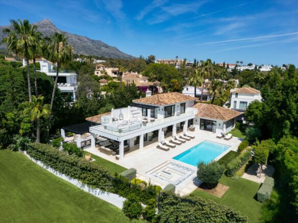  🏡 SOLD – Nueva Andalucia – Modern Turnkey Villa – 1st Line Golf