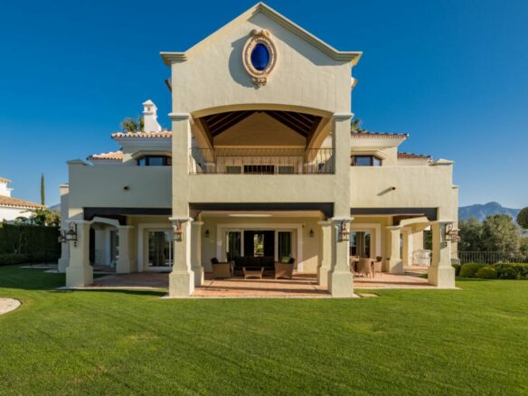 🏡 Investment Opportunity – Classic Villa  in La Alqueria Benahavis – Sea Views