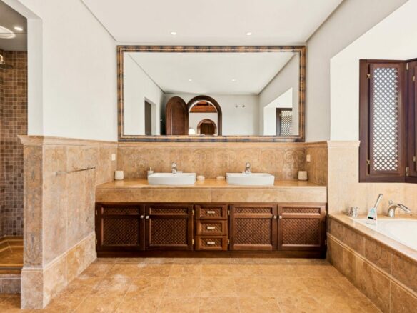🏡 Investment Opportunity – Classic Villa  in La Alqueria Benahavis – Sea Views