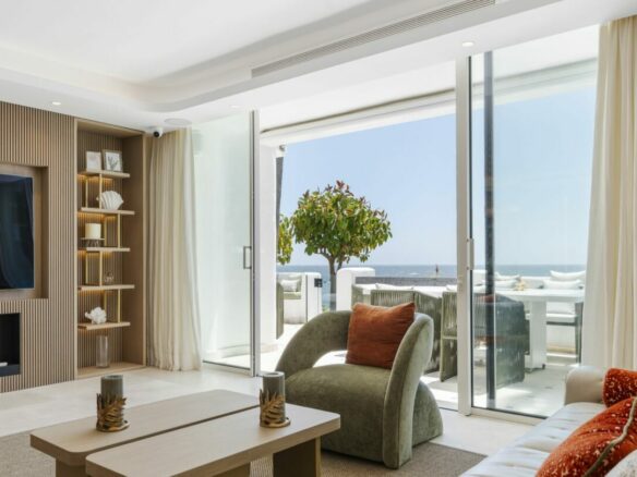 🏠 For Sale – Frontline Beach Apartment in Puente Romano 🌊 | Perfect Sea Views & Turnkey