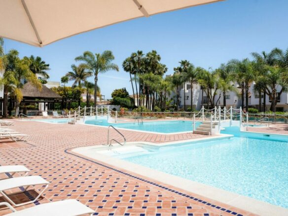 🏠 For Sale – Frontline Beach Apartment in Puente Romano 🌊 | Perfect Sea Views & Turnkey