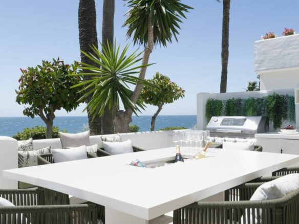 🏠 For Sale – Frontline Beach Apartment in Puente Romano 🌊 | Perfect Sea Views & Turnkey