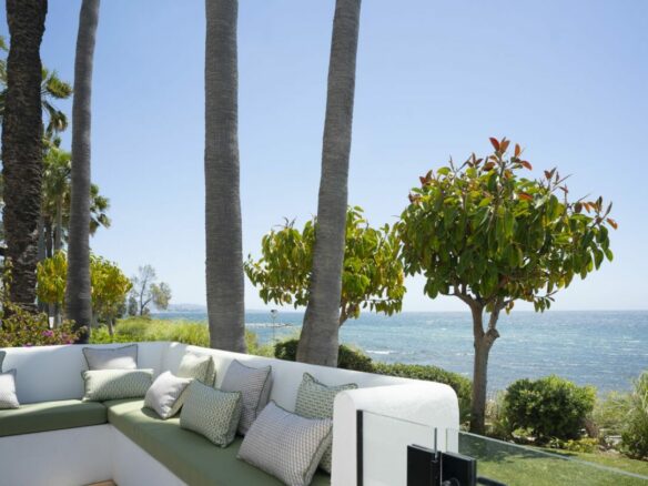 🏠 For Sale – Frontline Beach Apartment in Puente Romano 🌊 | Perfect Sea Views & Turnkey