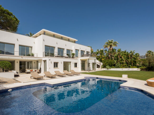 For sale 🏡 Luxury Villa for Sale in Las Brisas, Nueva Andalucía, Marbella 🌟