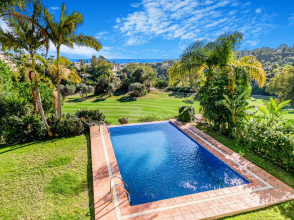 **🏡✨ For Sale: Stunning 5-bedroom, south-facing villa in the exclusive area of La Quinta – Sea Views