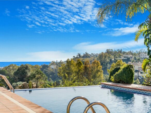 **🏡✨ For Sale: Stunning 5-bedroom, south-facing villa in the exclusive area of La Quinta – Sea Views