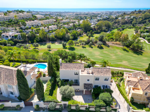 **🏡✨ For Sale: Stunning 5-bedroom, south-facing villa in the exclusive area of La Quinta – Sea Views