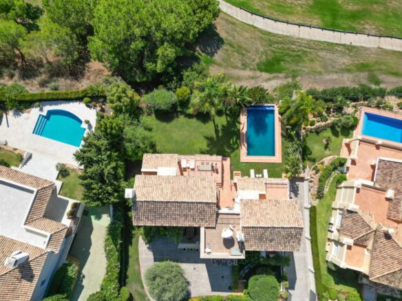 **🏡✨ For Sale: Stunning 5-bedroom, south-facing villa in the exclusive area of La Quinta – Sea Views