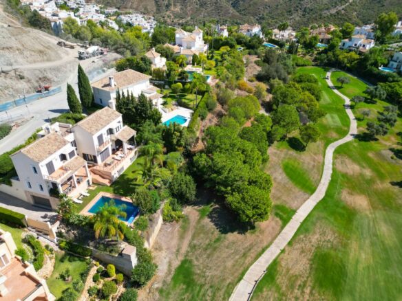 **🏡✨ For Sale: Stunning 5-bedroom, south-facing villa in the exclusive area of La Quinta – Sea Views