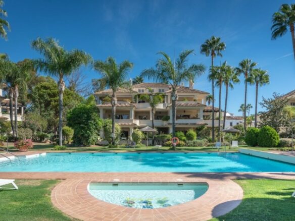 For sale ✨ Nueva Andalucia  3-Bedroom Duplex Penthouse in the Highly Desirable Las Alamandas ✨