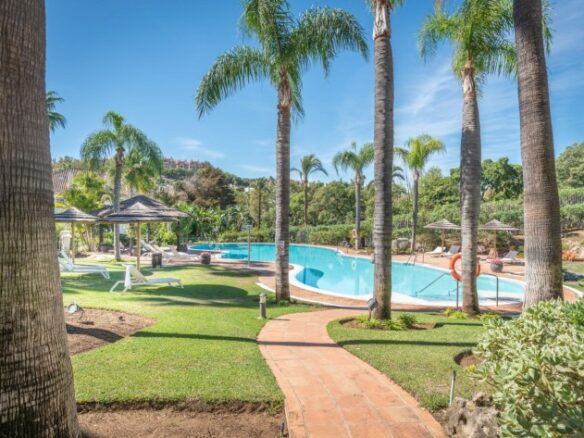 For sale ✨ Nueva Andalucia  3-Bedroom Duplex Penthouse in the Highly Desirable Las Alamandas ✨