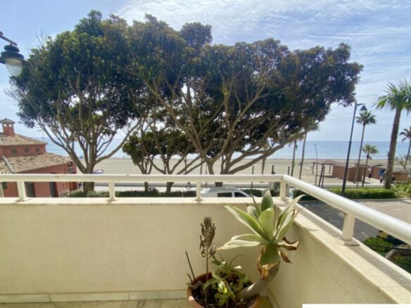 🌟 Fantastic 3B Beachfront Apartment in the Heart of Estepona 🏖️✨