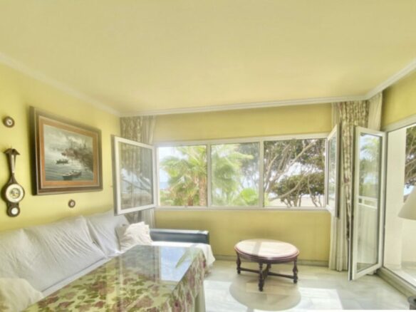 🌟 Fantastic 3B Beachfront Apartment in the Heart of Estepona 🏖️✨