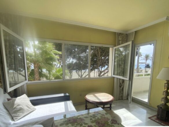 🌟 Fantastic 3B Beachfront Apartment in the Heart of Estepona 🏖️✨