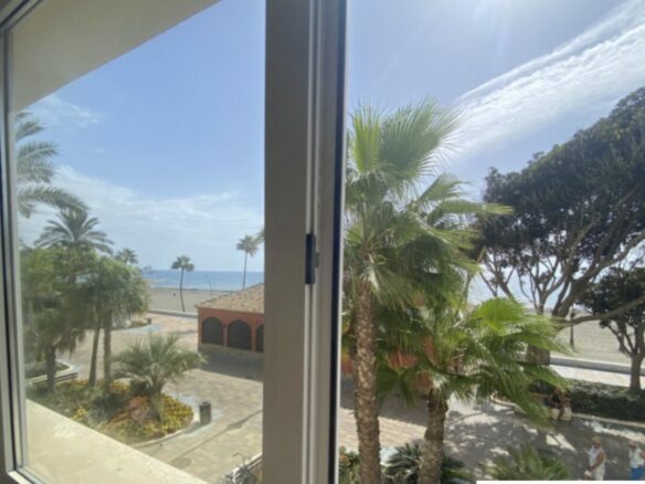 🌟 Fantastic 3B Beachfront Apartment in the Heart of Estepona 🏖️✨