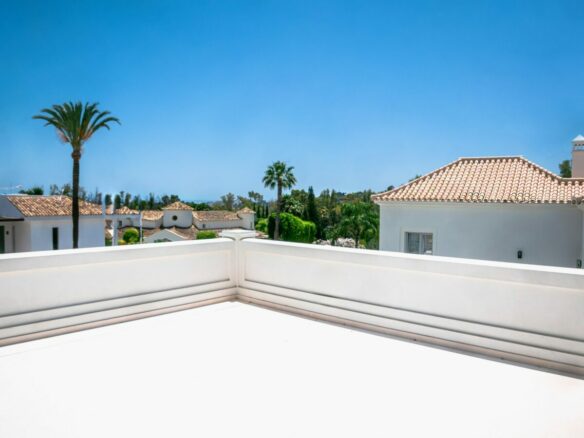 For Sale: Nueva Andalucía villa classic Provençal architecture   🏛️