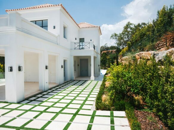 For Sale: Nueva Andalucía villa classic Provençal architecture   🏛️