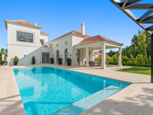 For Sale: Nueva Andalucía villa classic Provençal architecture   🏛️