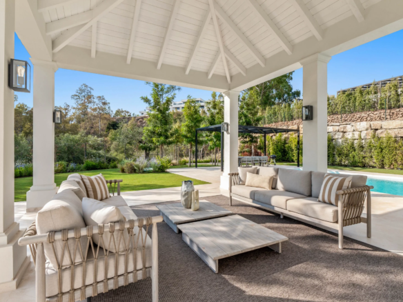 For Sale: Nueva Andalucía villa classic Provençal architecture   🏛️