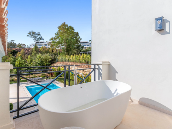 For Sale: Nueva Andalucía villa classic Provençal architecture   🏛️