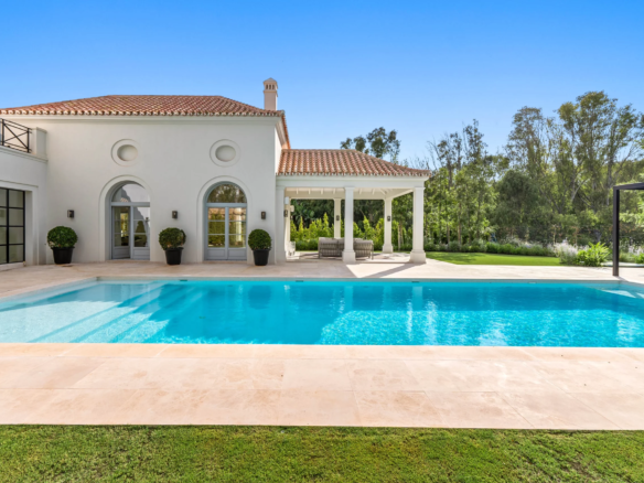 For Sale: Nueva Andalucía villa classic Provençal architecture   🏛️