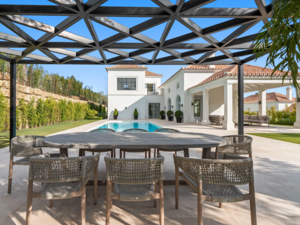 For Sale: Nueva Andalucía villa classic Provençal architecture   🏛️