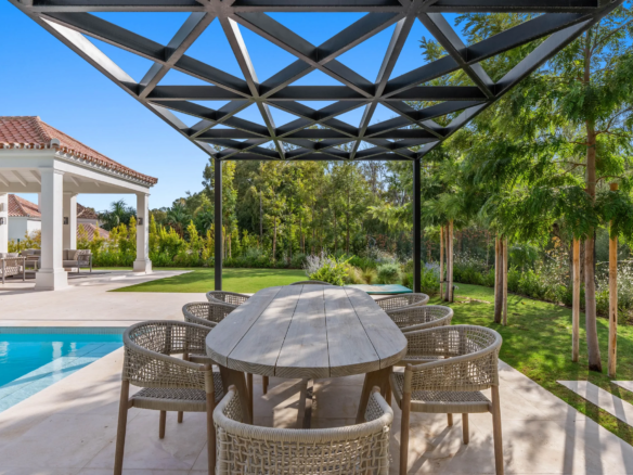 For Sale: Nueva Andalucía villa classic Provençal architecture   🏛️