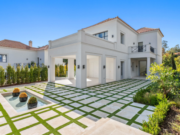 For Sale: Nueva Andalucía villa classic Provençal architecture   🏛️
