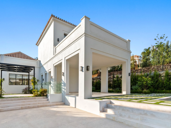 For Sale: Nueva Andalucía villa classic Provençal architecture   🏛️