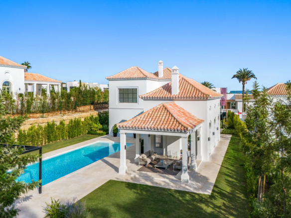 For Sale: Nueva Andalucía villa classic Provençal architecture   🏛️