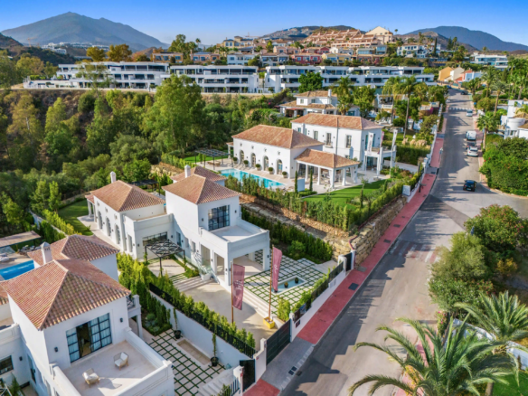 For Sale: Nueva Andalucía villa classic Provençal architecture   🏛️