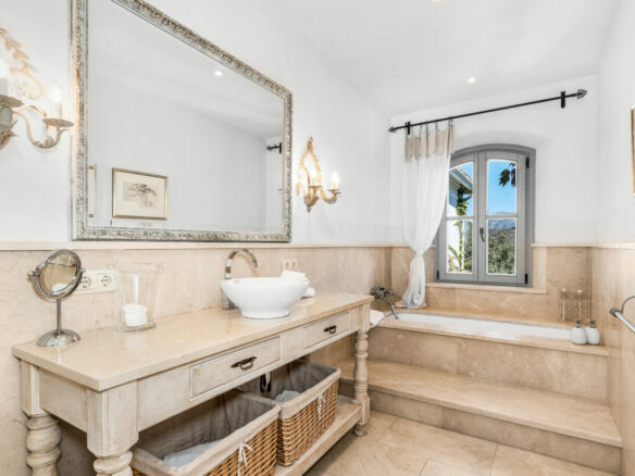 For sale 🏡 Captivating villa in El Madroñal, Benahavís   