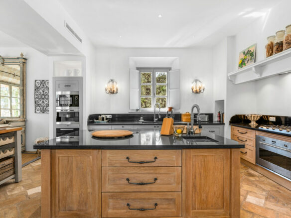 For sale 🏡 Captivating villa in El Madroñal, Benahavís   