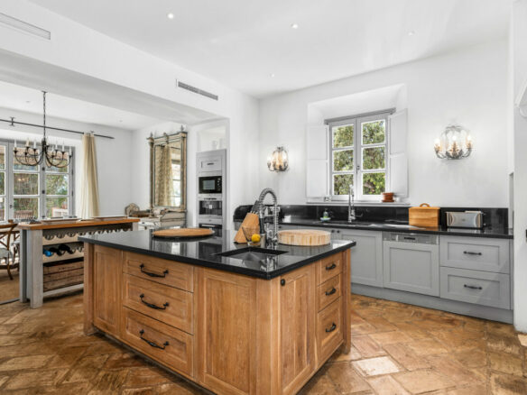 For sale 🏡 Captivating villa in El Madroñal, Benahavís   
