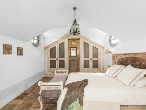 For sale 🏡 Captivating villa in El Madroñal, Benahavís   