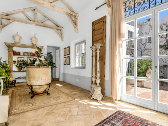 For sale 🏡 Captivating villa in El Madroñal, Benahavís   