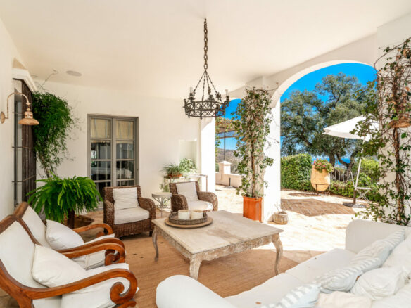 For sale 🏡 Captivating villa in El Madroñal, Benahavís   