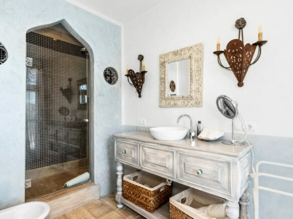 For sale 🏡 Captivating villa in El Madroñal, Benahavís   