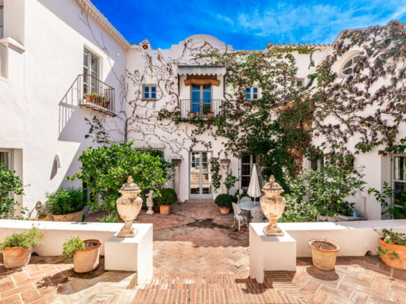For sale 🏡 Captivating villa in El Madroñal, Benahavís   