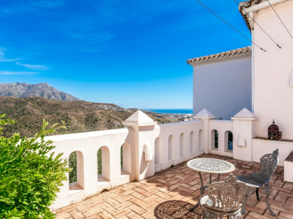 For sale 🏡 Captivating villa in El Madroñal, Benahavís   