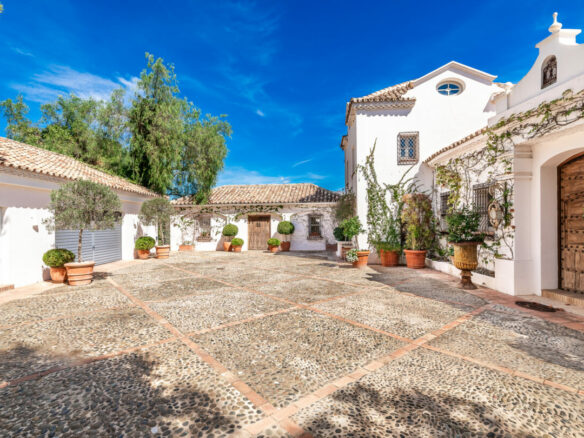 For sale 🏡 Captivating villa in El Madroñal, Benahavís   
