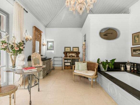 For sale 🏡 Captivating villa in El Madroñal, Benahavís   