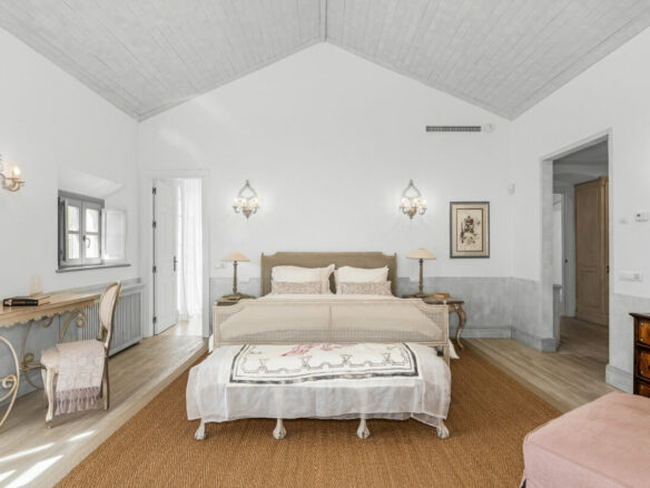 For sale 🏡 Captivating villa in El Madroñal, Benahavís   