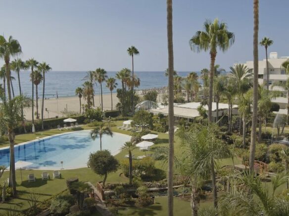 🌟 For Sale | 3B Penthouse – Los Granados – Beachfront, Puerto Banús 🏖️
