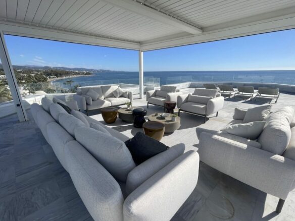 For sale 🏝️ Golden Mile – Exclusive 3B Duplex Penthouse on the Beachfront 🏖️